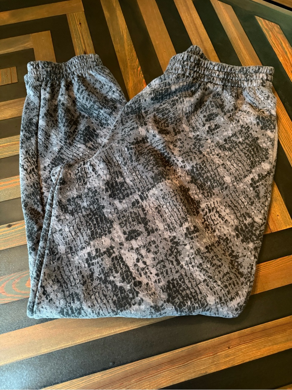 PINK Victoria's Secret Gray Snake Skin Print Sweatpants